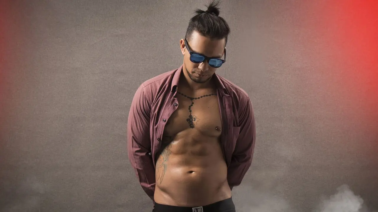 Join AaronTylor’s Live Webcam Show