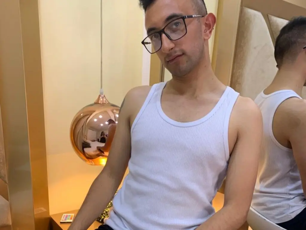 Join AdamHuntter’s Live Webcam Show