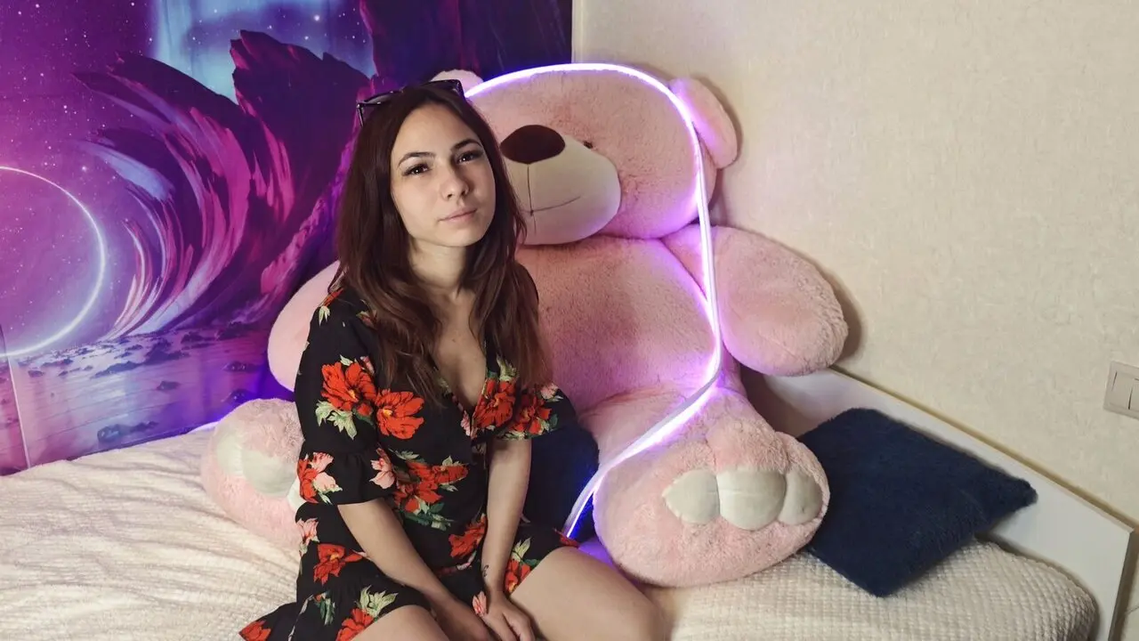 Join AdelGrant’s Live Webcam Show