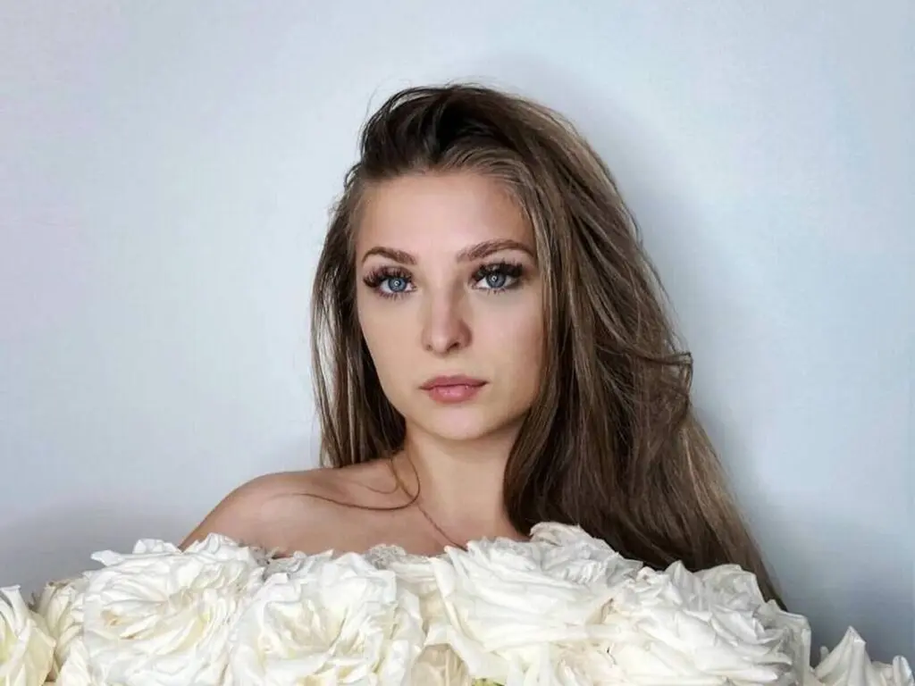 Join AdellaRoss’s Live Webcam Show