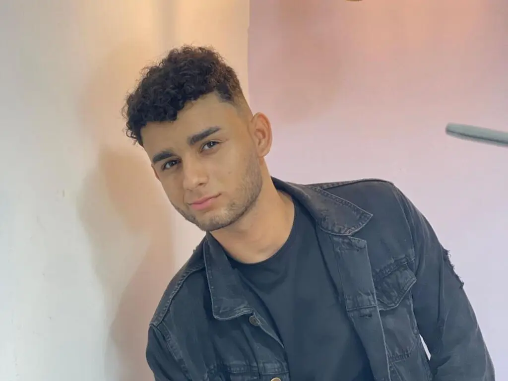 Join AlanJompson’s Live Webcam Show