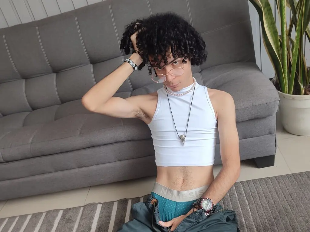 Join AlaraRogers’s Live Webcam Show