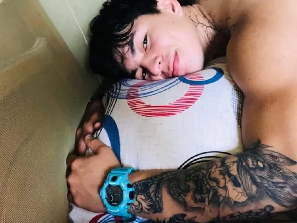 Join AlejandroMaximo’s Live Webcam Show