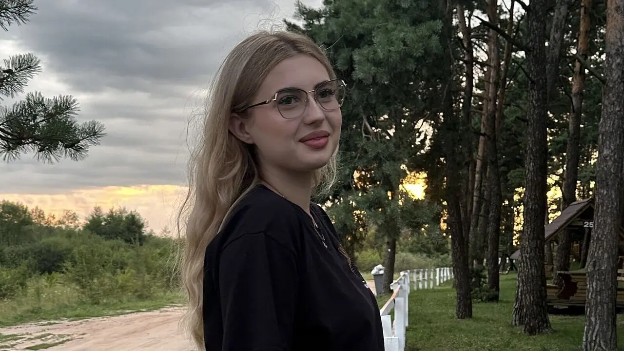 Join AliceDee’s Live Webcam Show