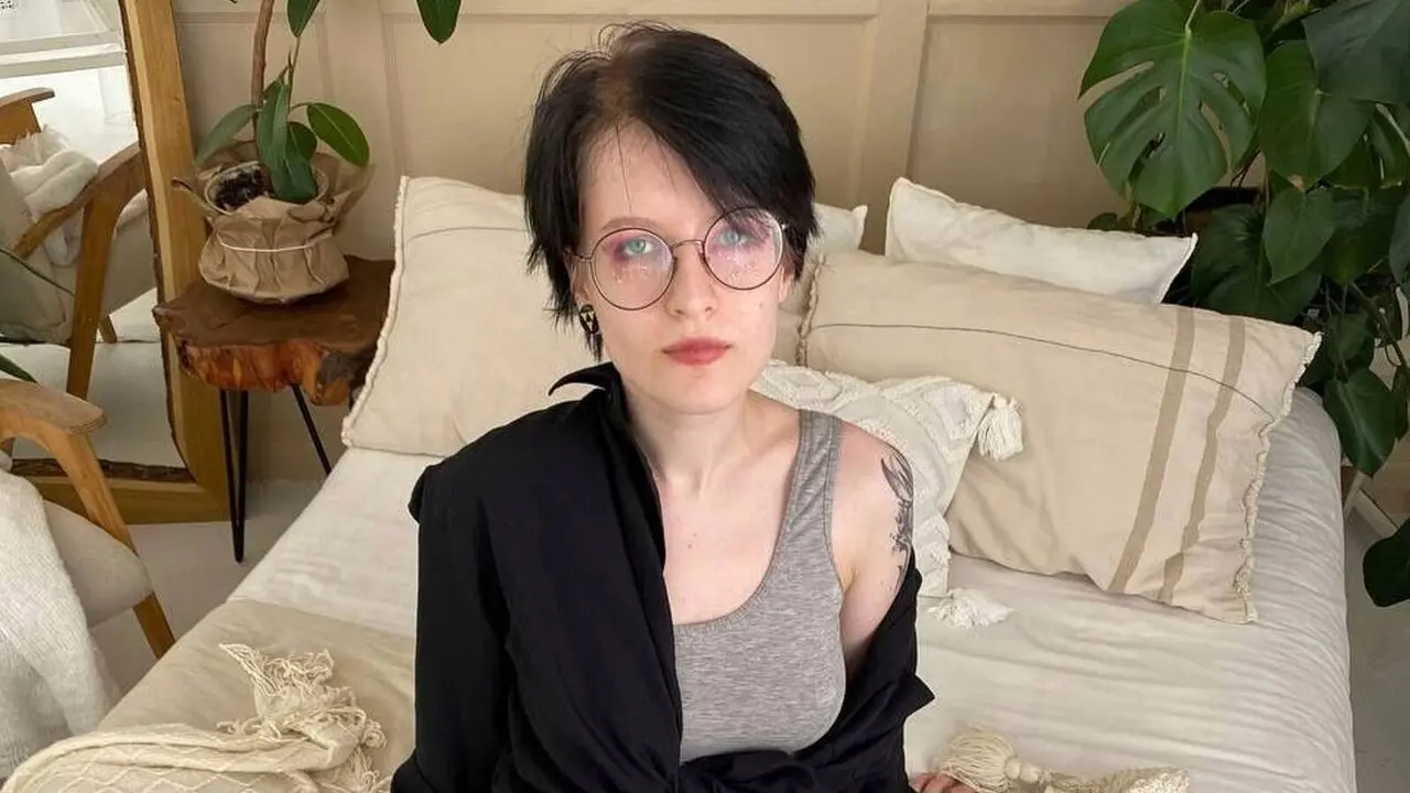 Join AliceLewes’s Live Webcam Show