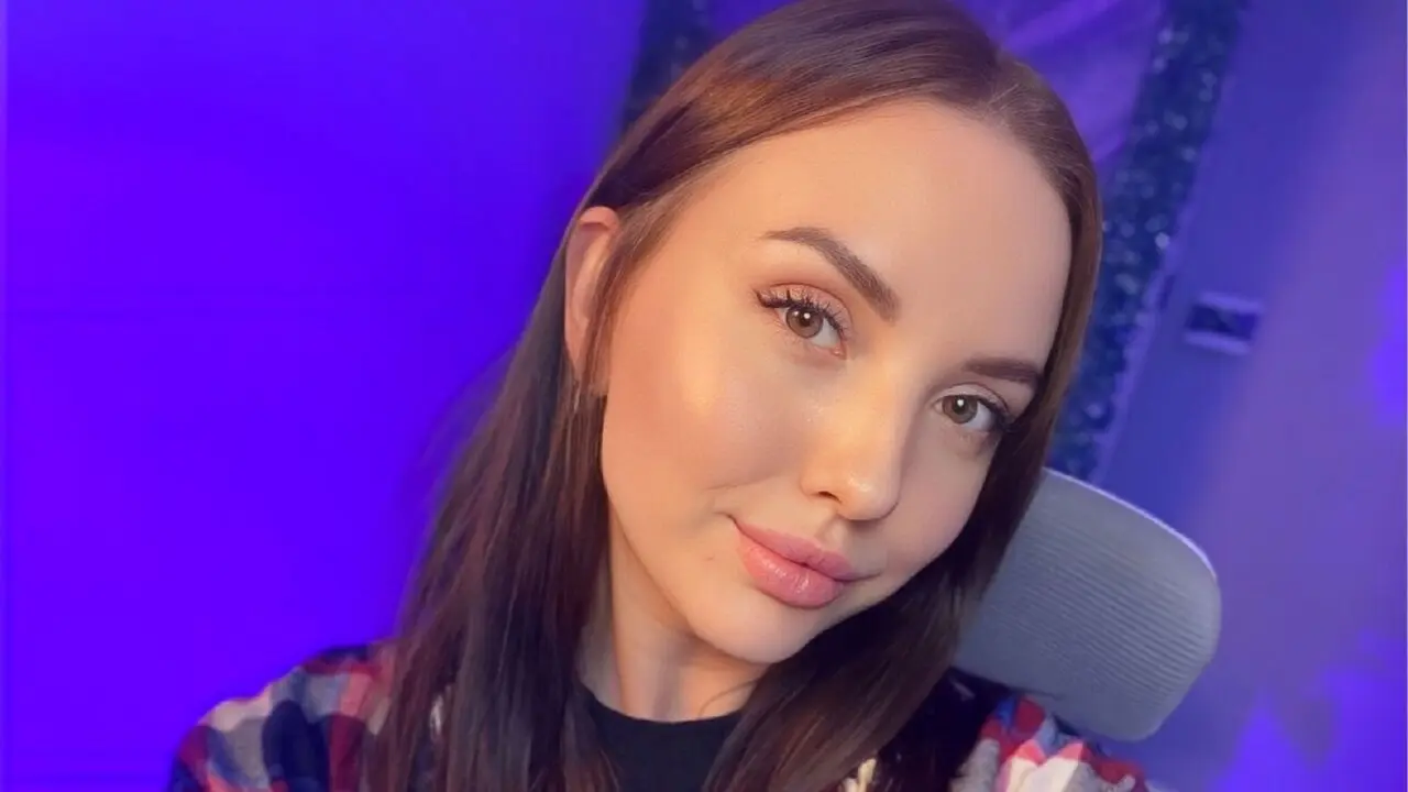 Join AliceMorrgan’s Live Webcam Show