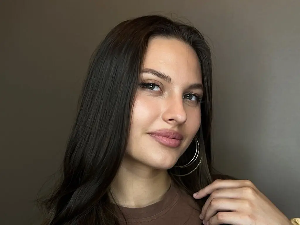 Join AliceVersal’s Live Webcam Show