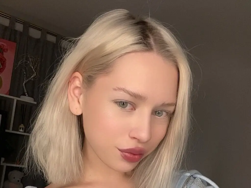 Join AlodieAlder’s Live Webcam Show