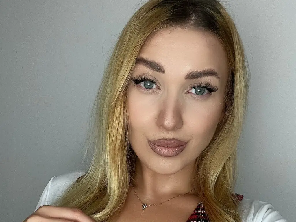 Join AmaFox’s Live Webcam Show