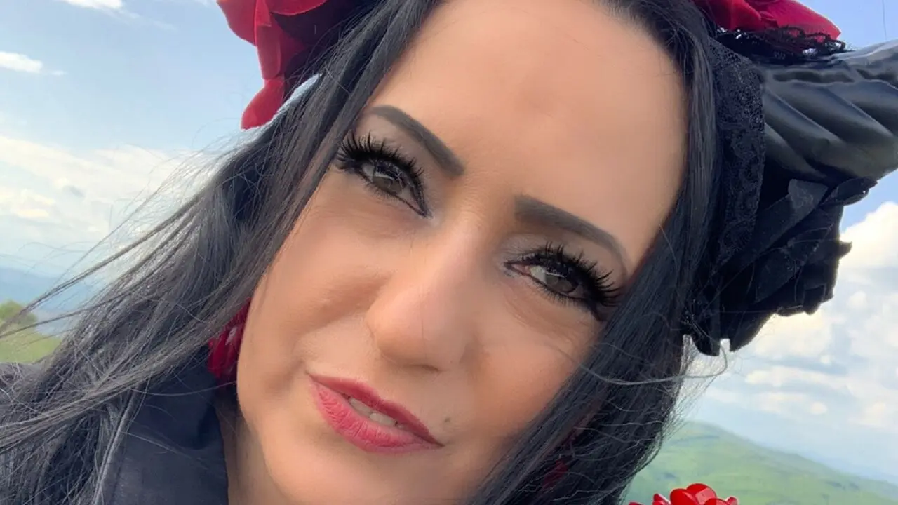 Join AmaliaCross’s Live Webcam Show