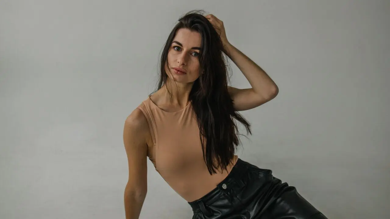 Join AnnBreakston’s Live Webcam Show