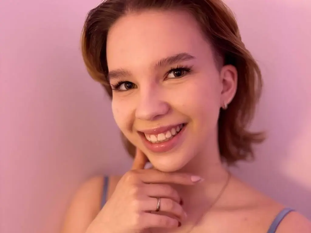 Join AnnaElfie’s Live Webcam Show