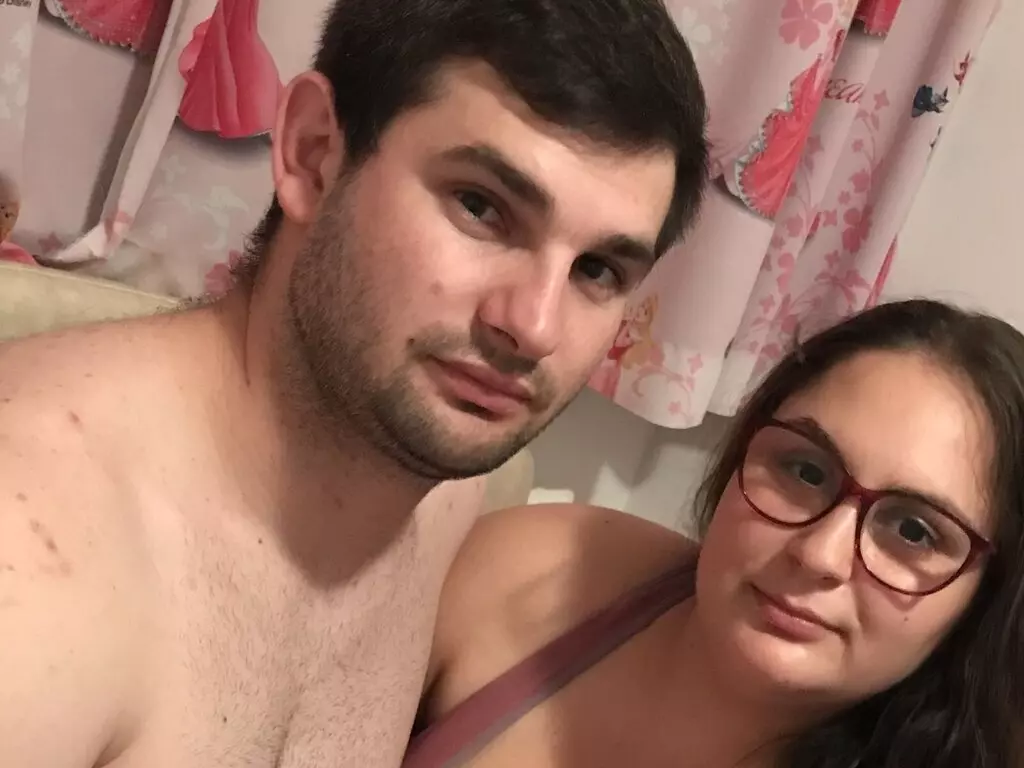 Join AnneMike’s Live Webcam Show