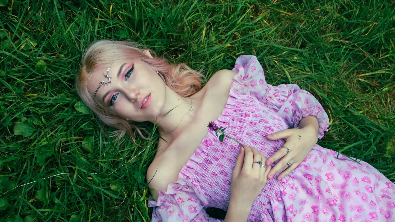 Join AriaGlens’s Live Webcam Show