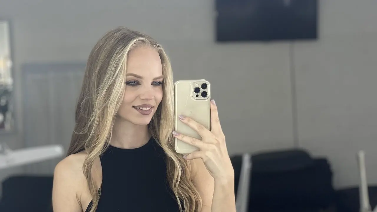 Join ArinaRis’s Live Webcam Show