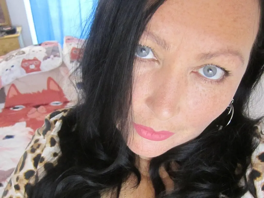 Join AuraCrina’s Live Webcam Show