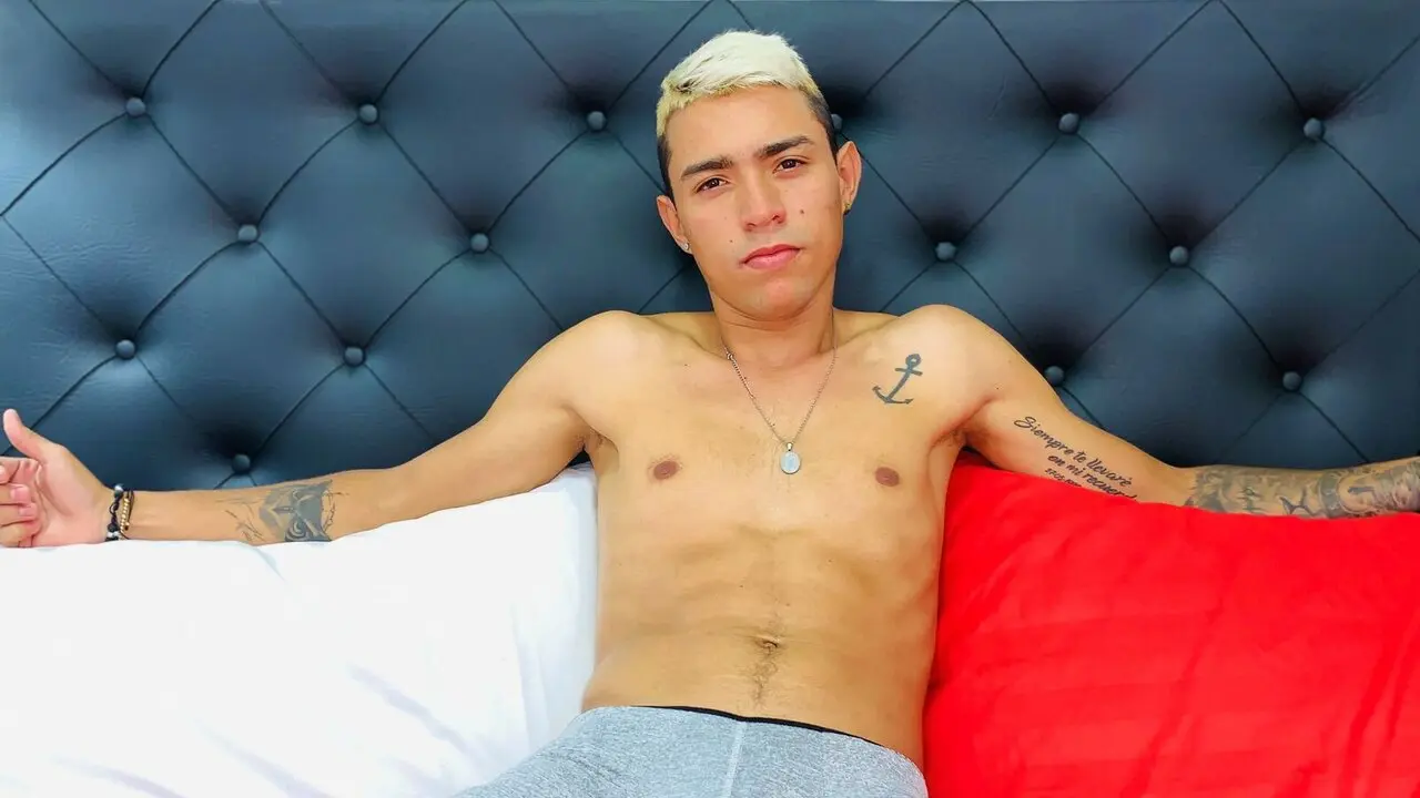 Join AysselNicolas’s Live Webcam Show