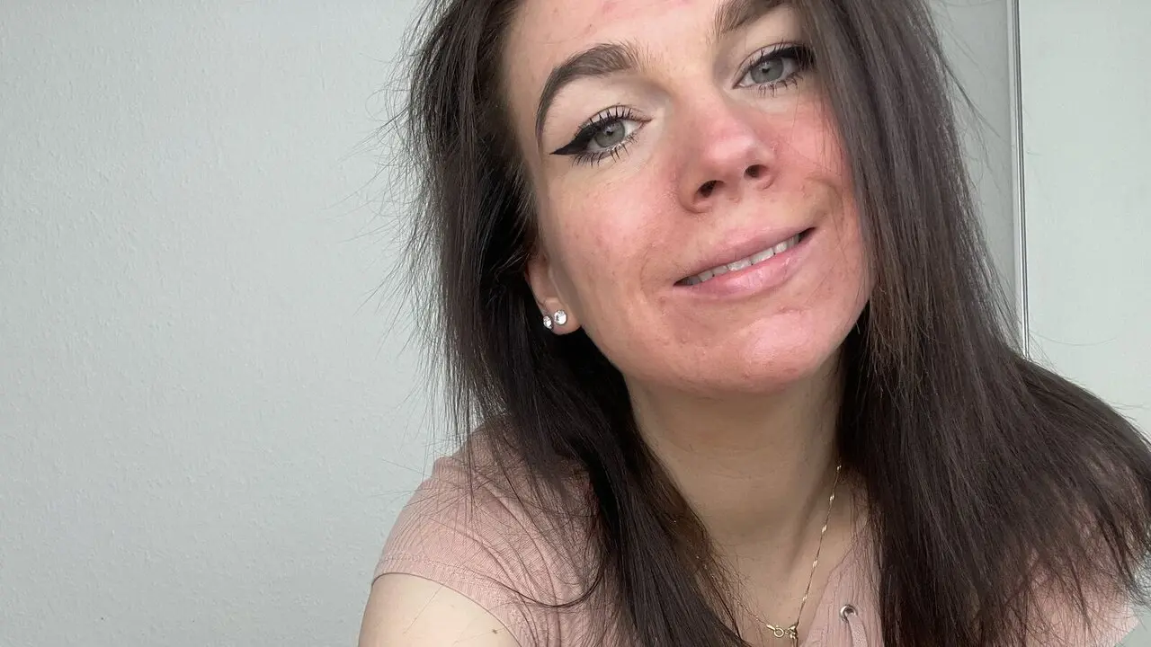 Join BellaKatze’s Live Webcam Show
