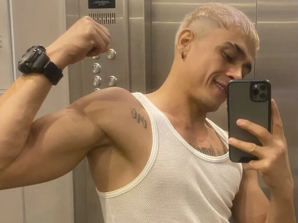 Join BrunoRosse’s Live Webcam Show