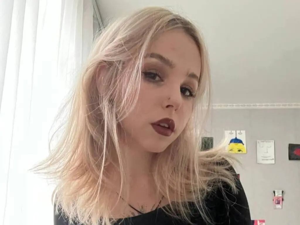 Join CathrynGise’s Live Webcam Show