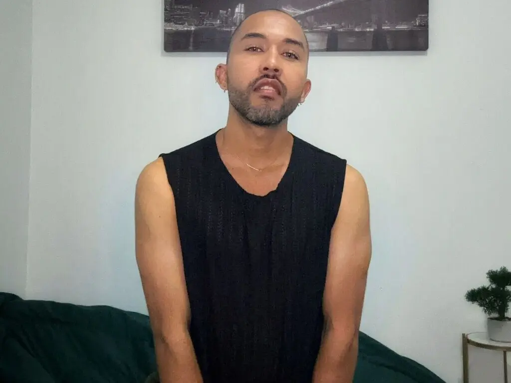 Join ChristopherRuiz’s Live Webcam Show
