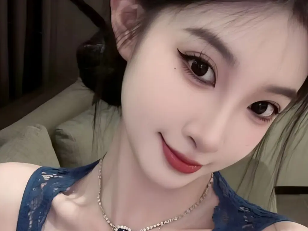 Join ClaraElla’s Live Webcam Show