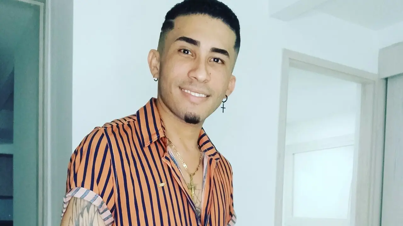 Join ClaudeAhumada’s Live Webcam Show