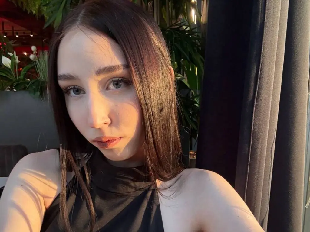Join CloverChesser’s Live Webcam Show