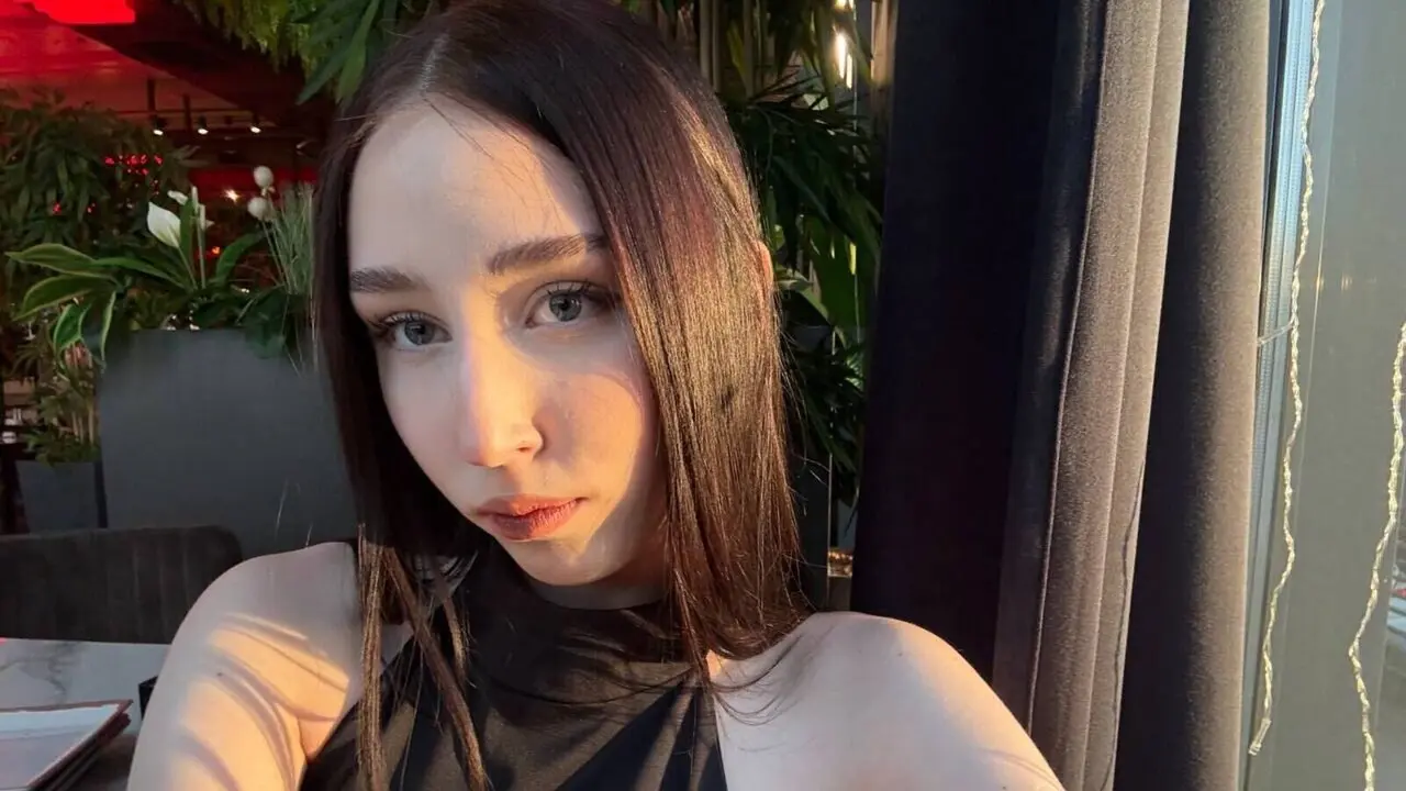 Join CloverChesser’s Live Webcam Show