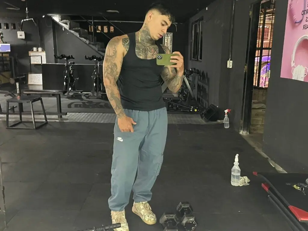 Join DerrickPierc’s Live Webcam Show