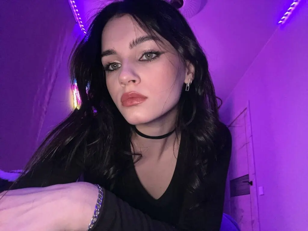 Join EditaHazlett’s Live Webcam Show