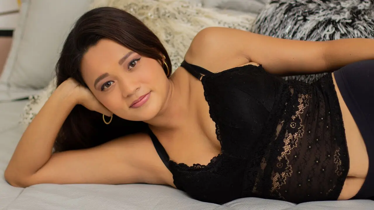 Join ElinaThompson’s Live Webcam Show