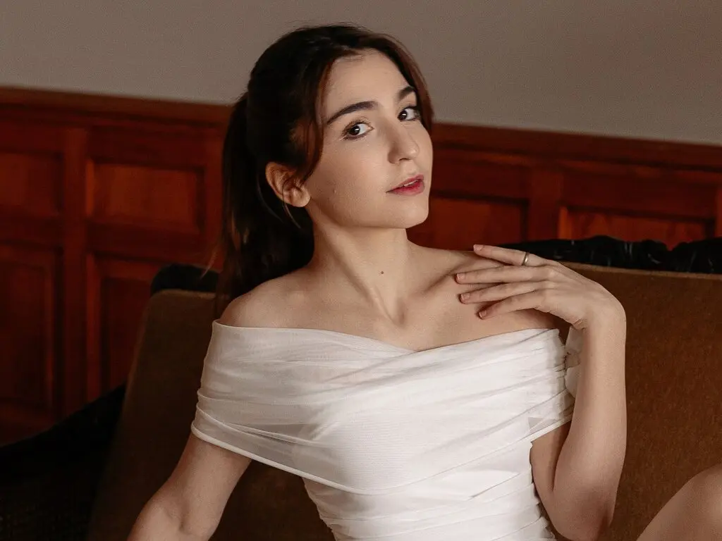 Join ElizaMoon’s Live Webcam Show