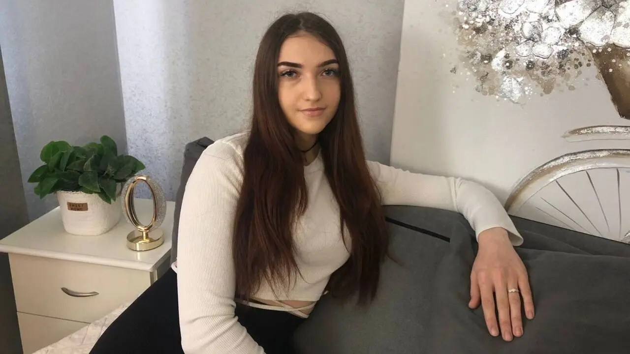 Join ElizabetLewis’s Live Webcam Show