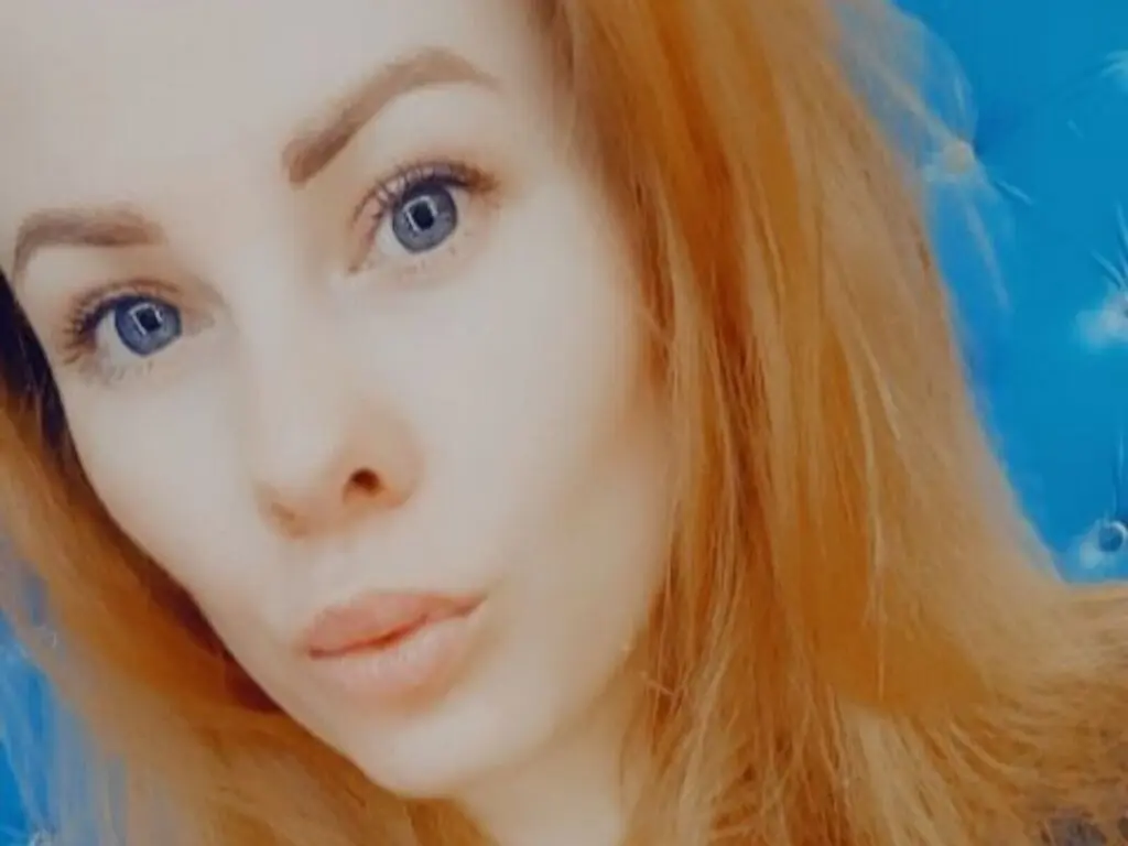 Join ElliWilly’s Live Webcam Show