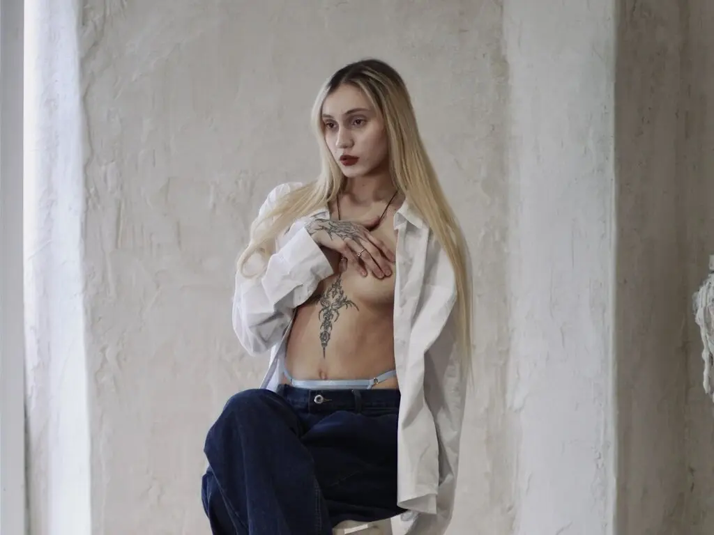 Join EllieXeno’s Live Webcam Show