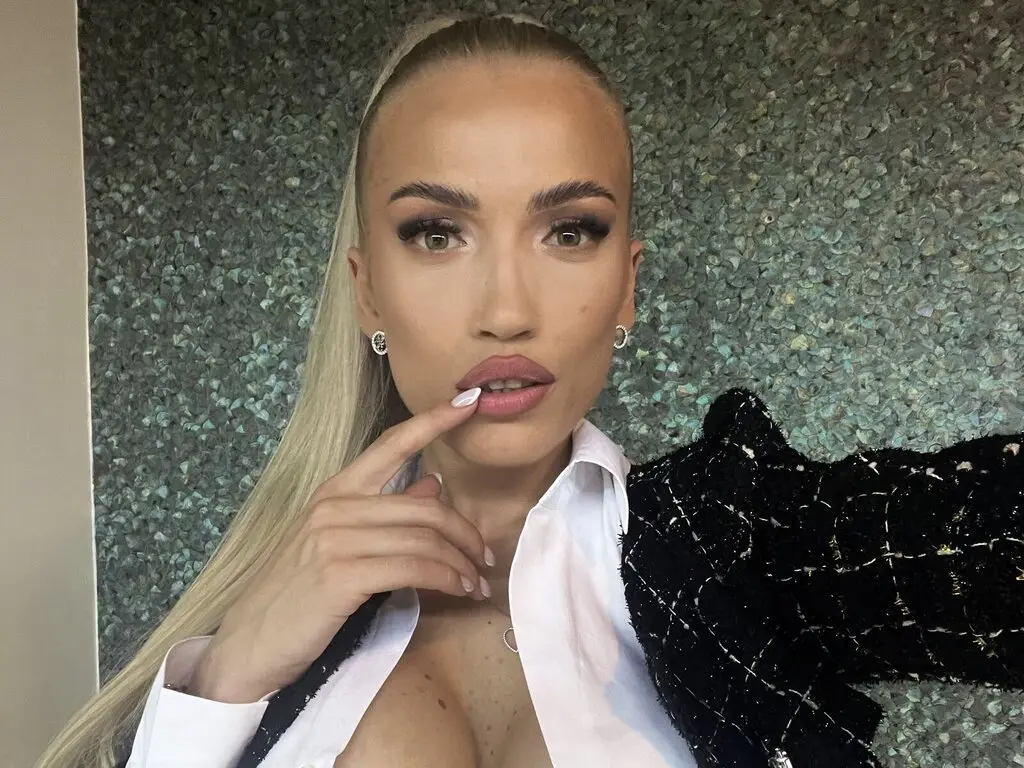 Join ElsaFire’s Live Webcam Show
