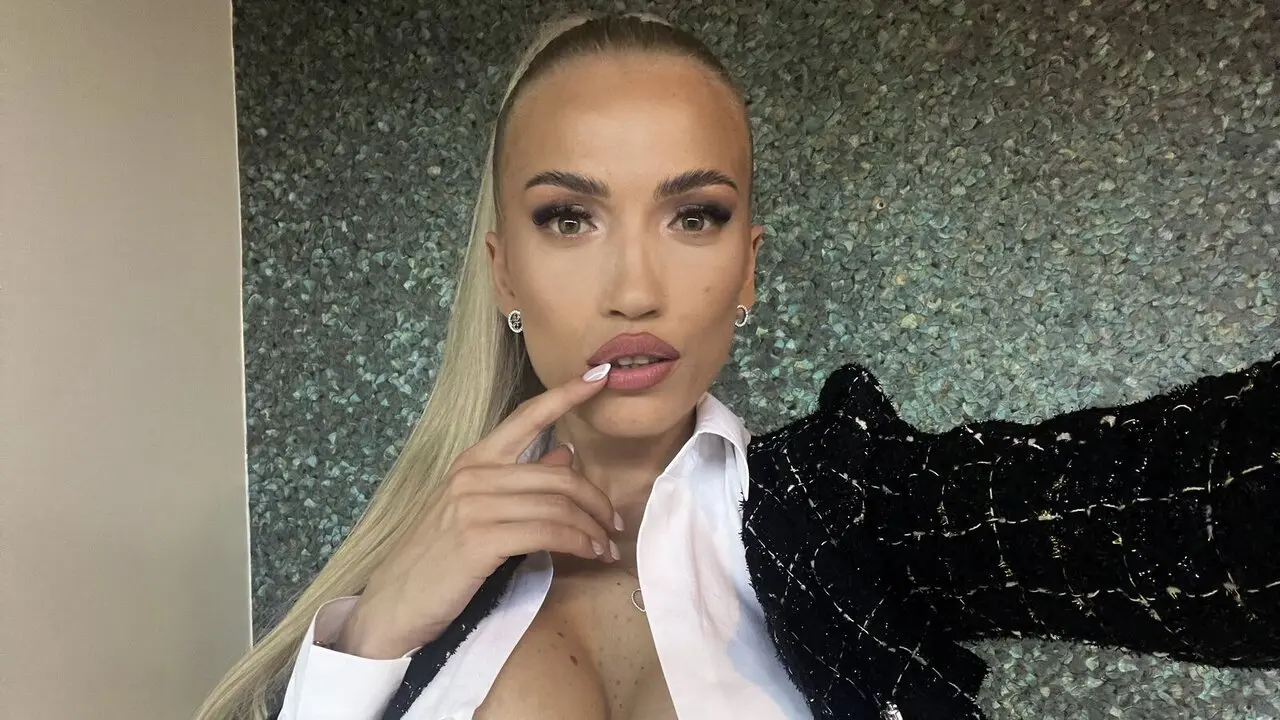 Join ElsaFire’s Live Webcam Show