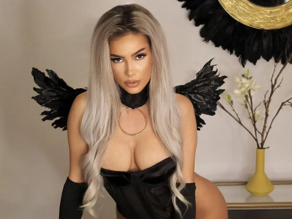 Join EvaQuinn’s Live Webcam Show