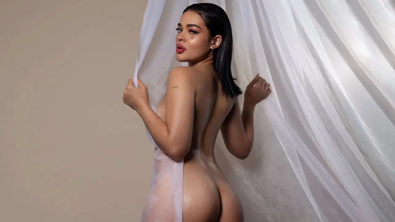 Join EveMercy’s Live Webcam Show