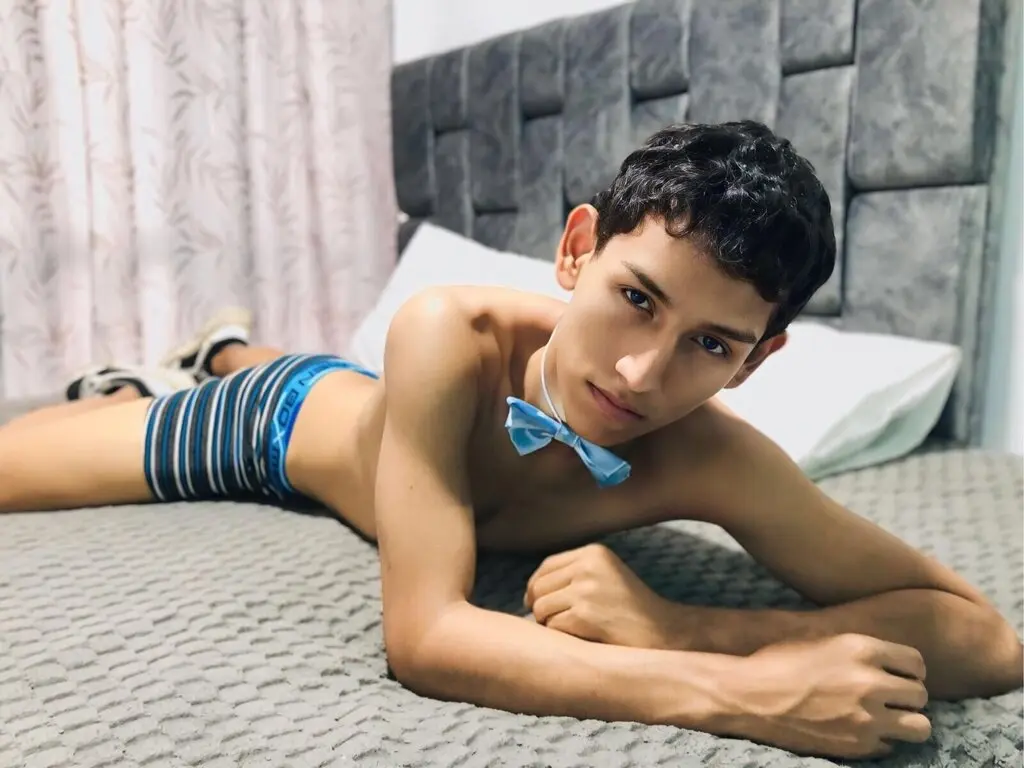Join FelipeGonzales’s Live Webcam Show