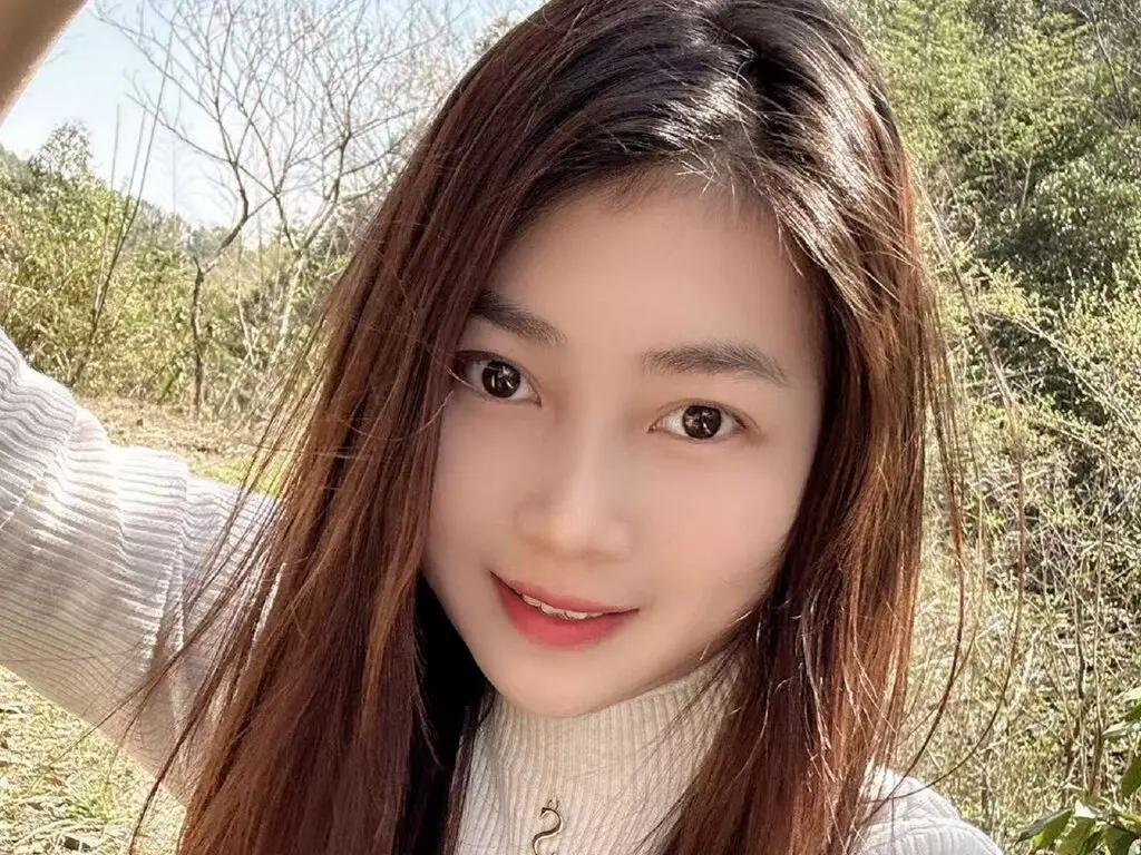 Join fenghuiaili’s Live Webcam Show