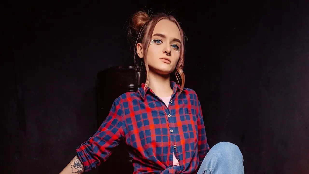 Join GillianMalone’s Live Webcam Show