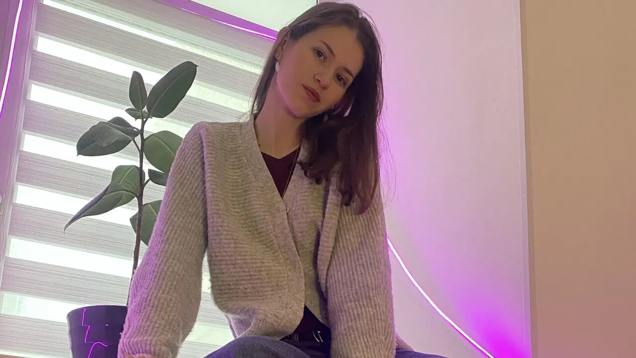 Join HilaryYonkers’s Live Webcam Show