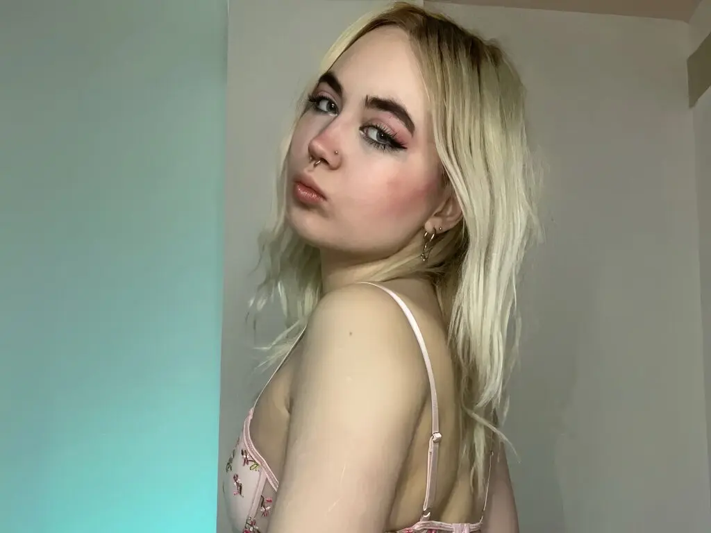 Join IriskaMini’s Live Webcam Show