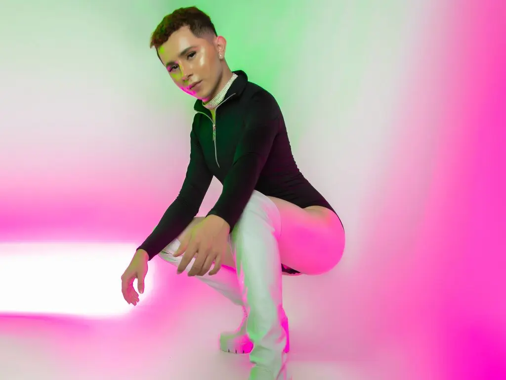 Join IzanRoss’s Live Webcam Show