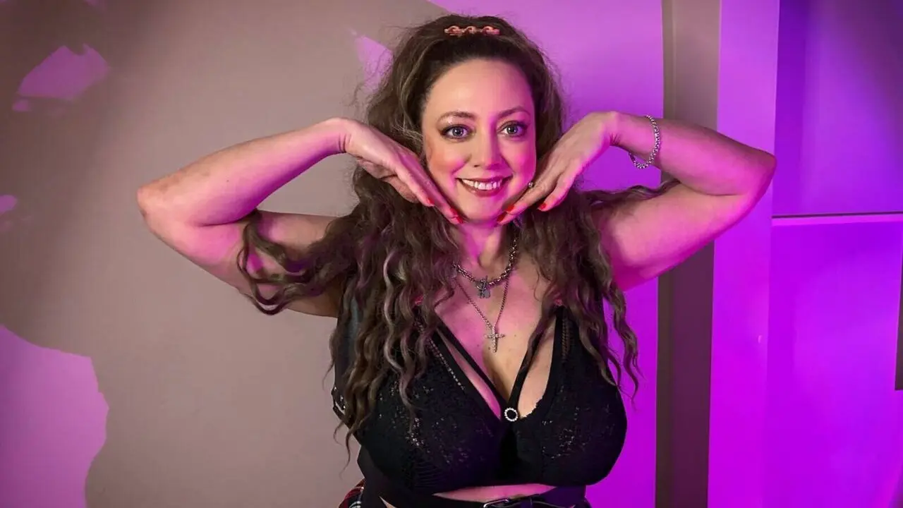 Join JesicaFoxie’s Live Webcam Show