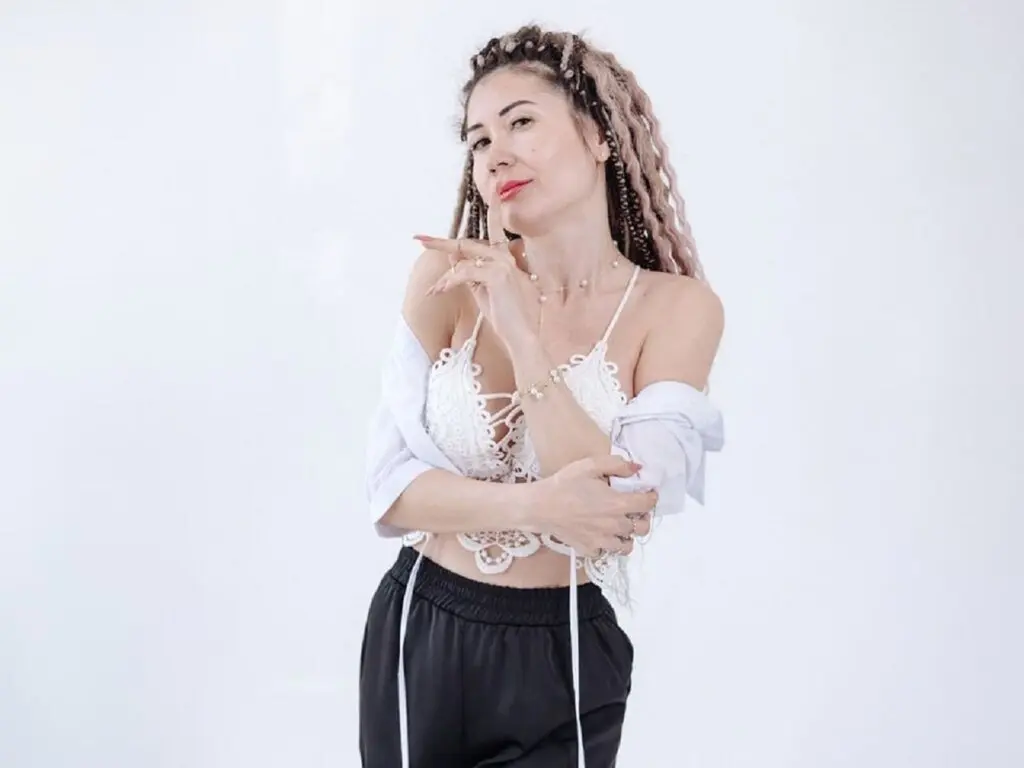 Join KarinaSweeety’s Live Webcam Show