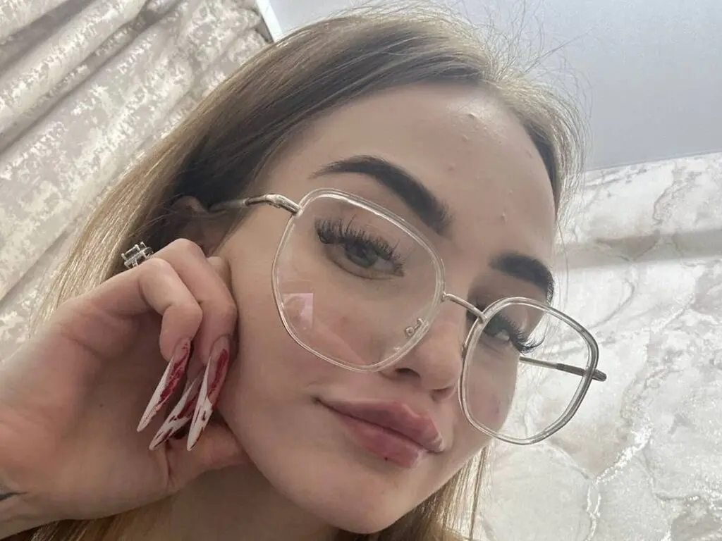 Join KeeleyAston’s Live Webcam Show