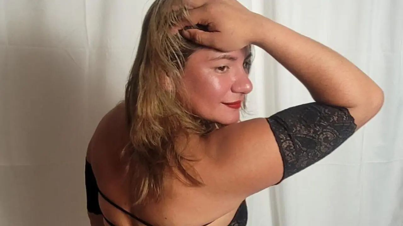 Join KellyDaavis’s Live Webcam Show